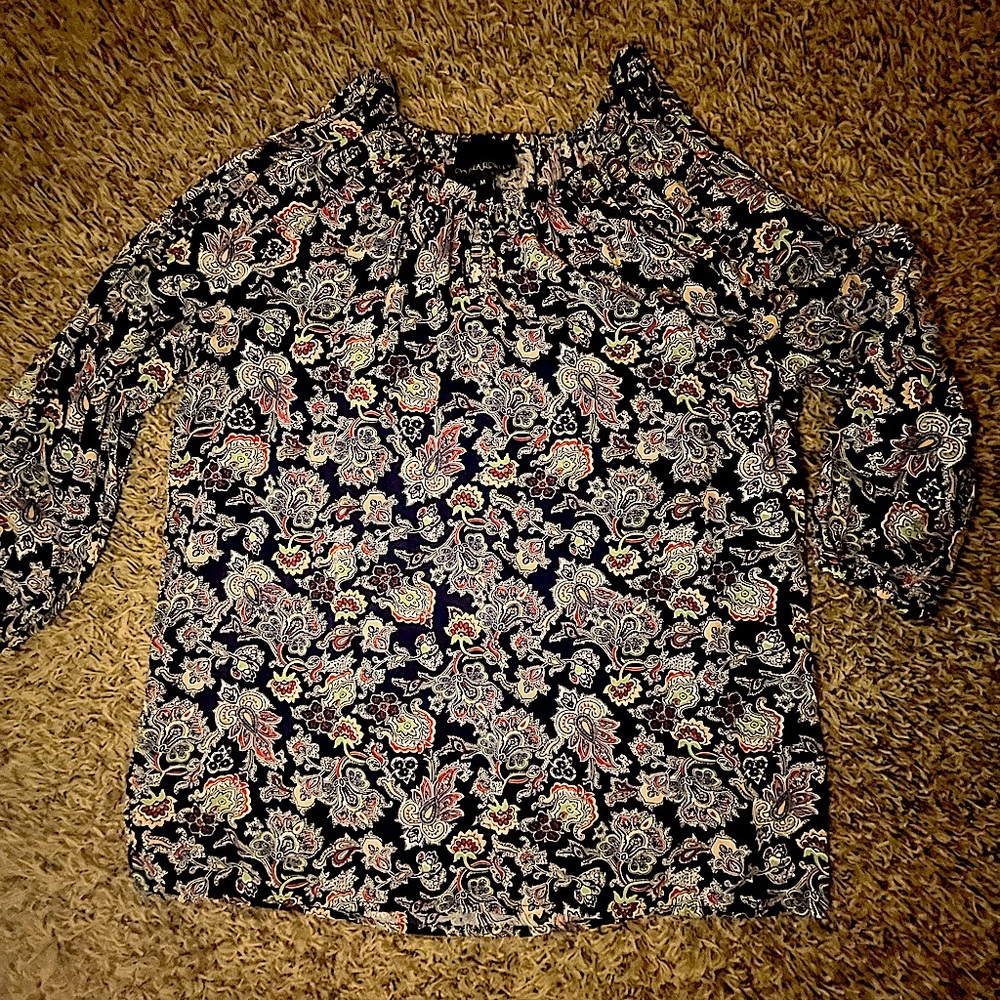 Peekaboo shoulder 3/4 sleeve floral print blouse